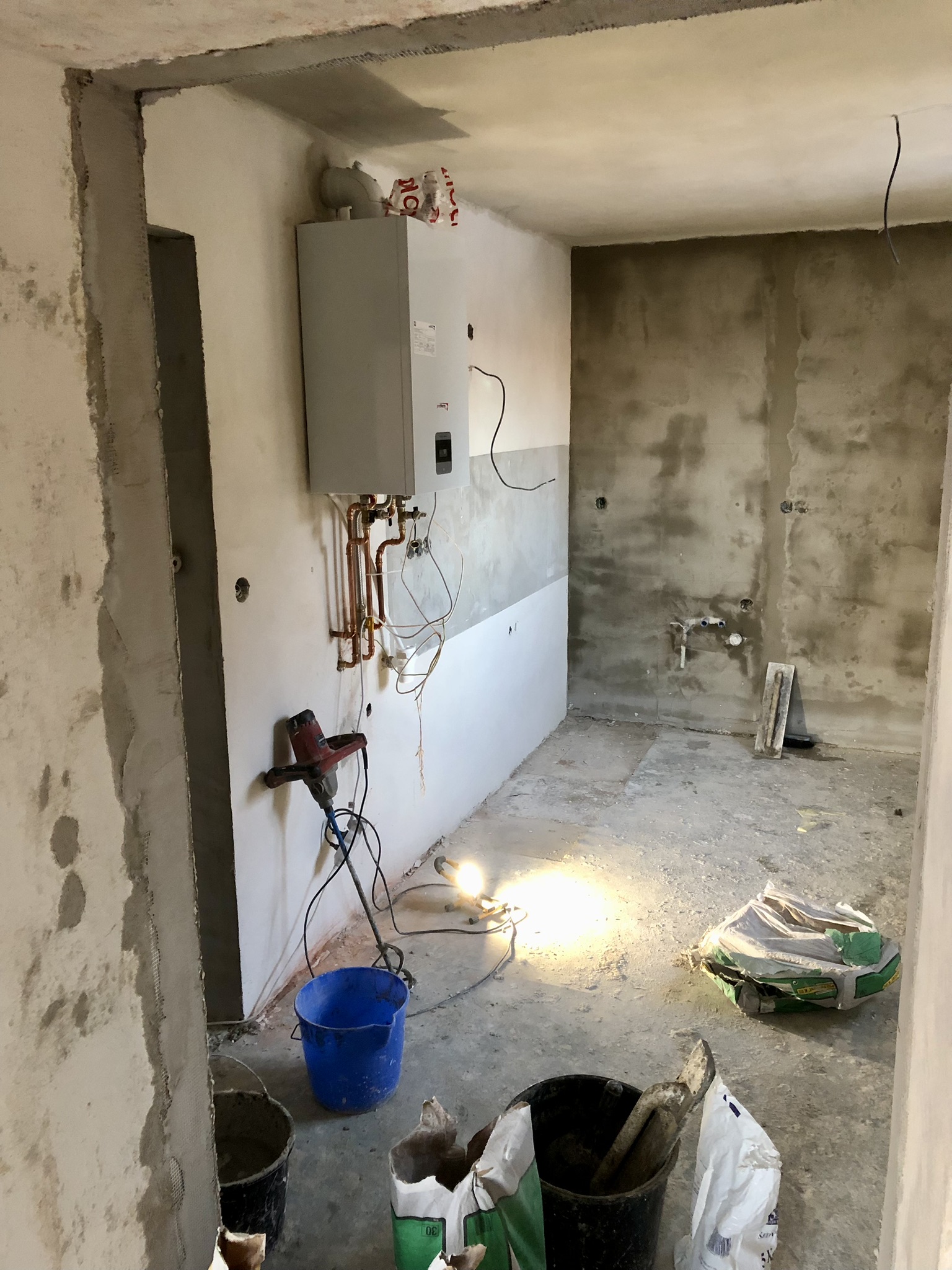 Plynový kotel schovaný v kuchyňské skříni